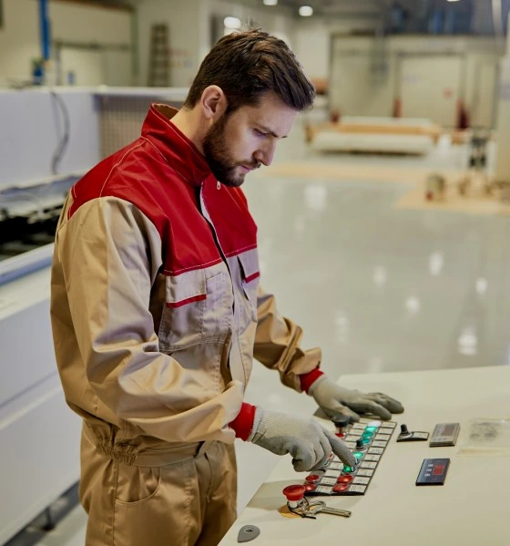 Technikus elektronikai eszközt vizsgál
